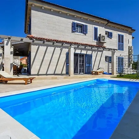 Amazing In With Outdoor Swimming Pool Tatil Evi